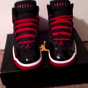 Jordan MAX  Aura Black, Red and White Size 7Y Men = 8.5 in Women